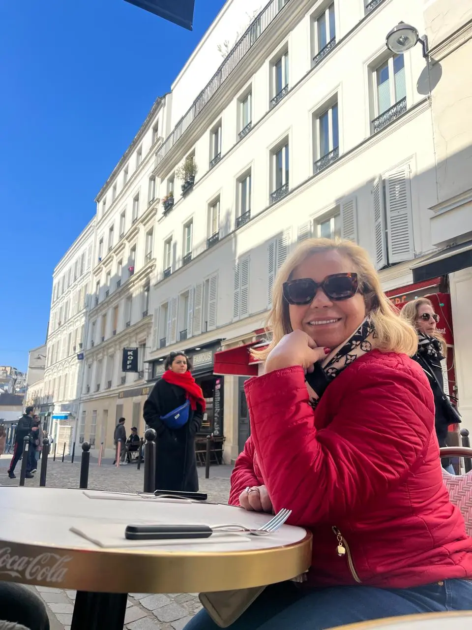 Sandra Martins em um café durante sua viagem a Paris