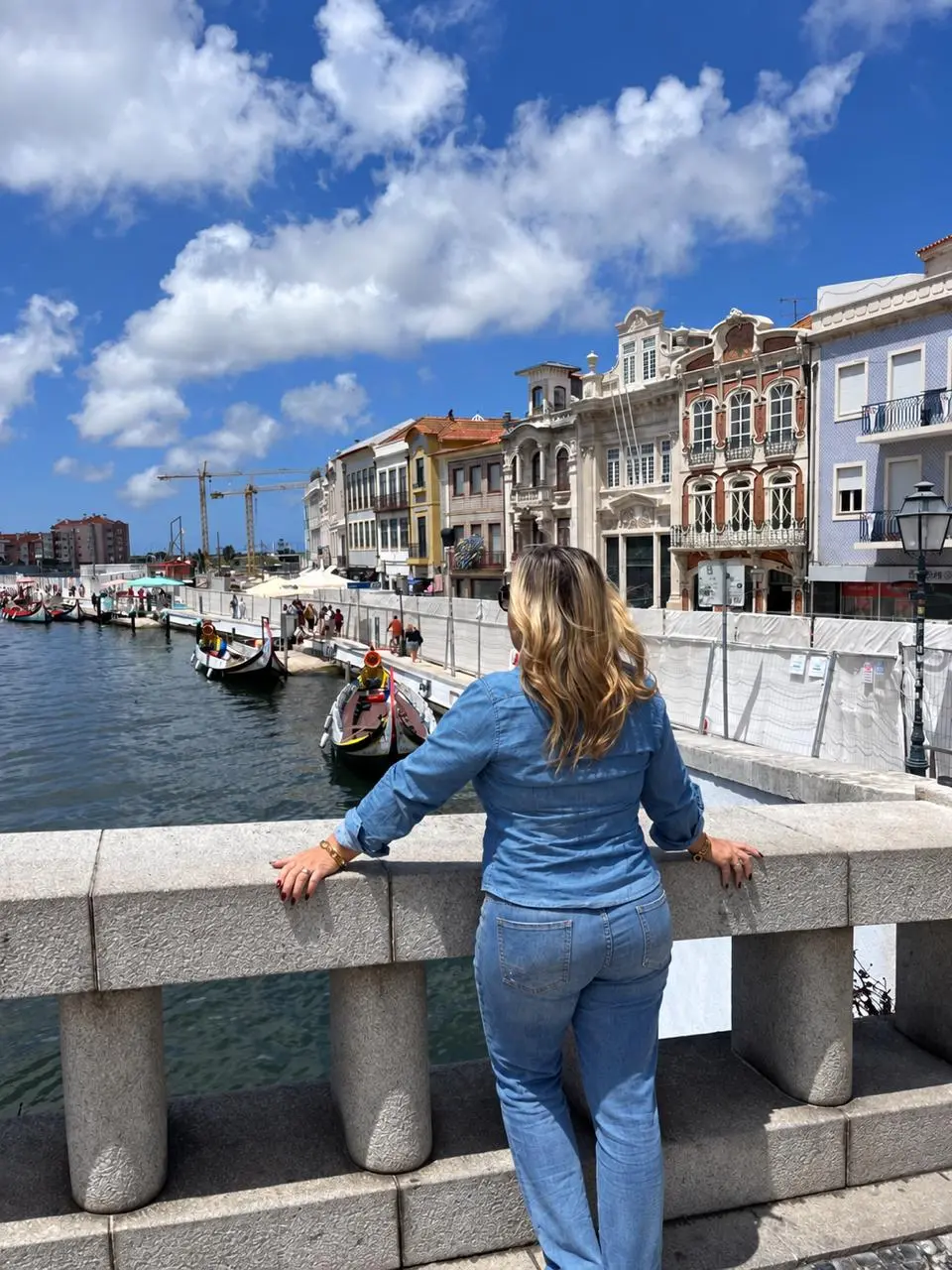Sandra Martins contemplando os canais de Aveiro, em Portugal