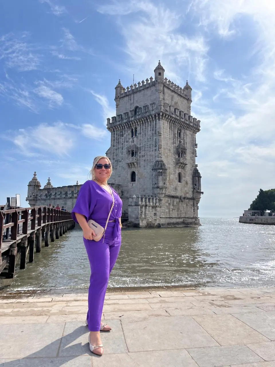 Sandra Martins diante da Torre de Belém, em Lisboa