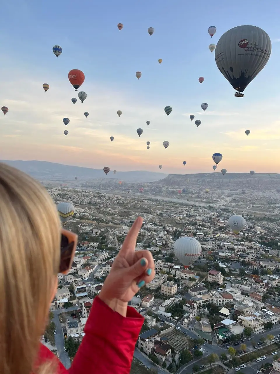 Sandra Martins contemplando os balões da Capadócia