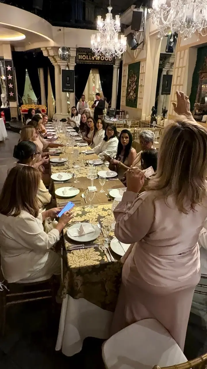 Sandra Martins conduzindo uma experiência presencial à mesa